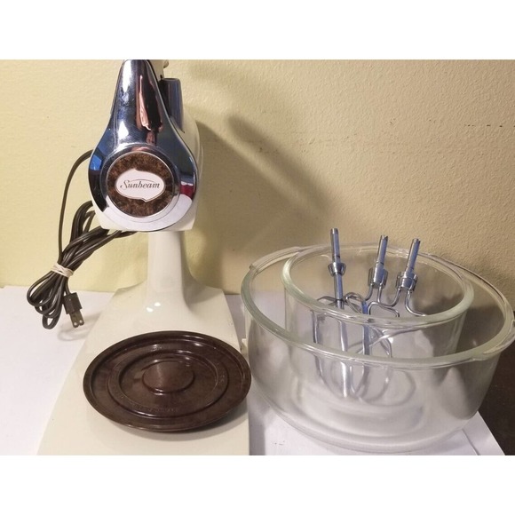 Vintage SUNBEAM DELUXE Mixmaster Mixer 12 Speed 1-7A Dough Hooks and Glass Bowls - Picture 2 of 12